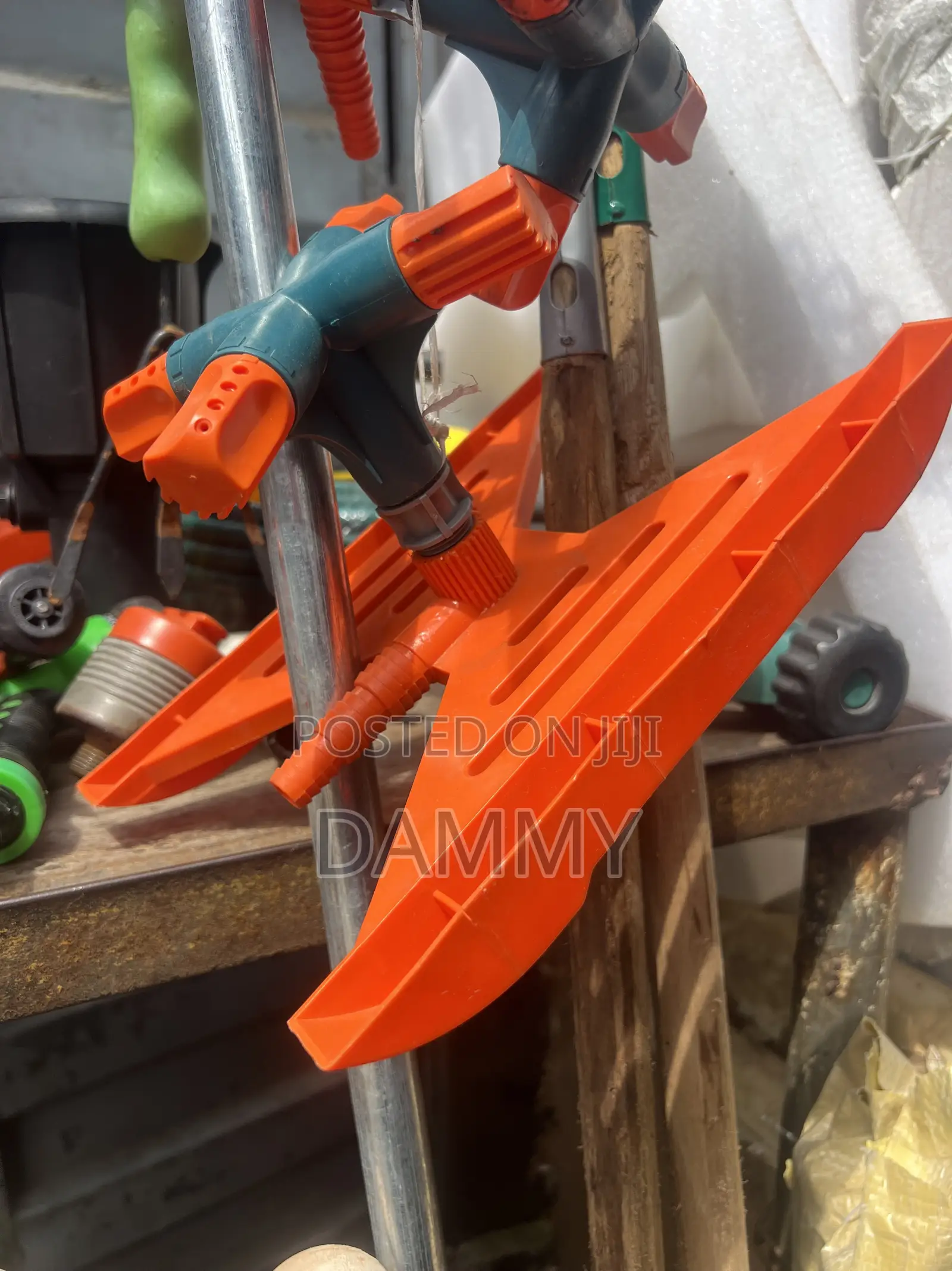 Automatically Spins Under Water Pressure