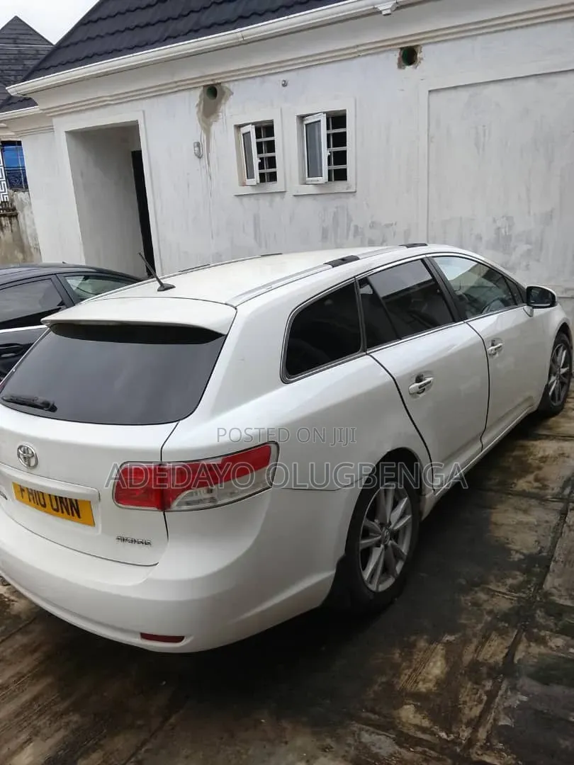 Toyota Avensis 2011 White