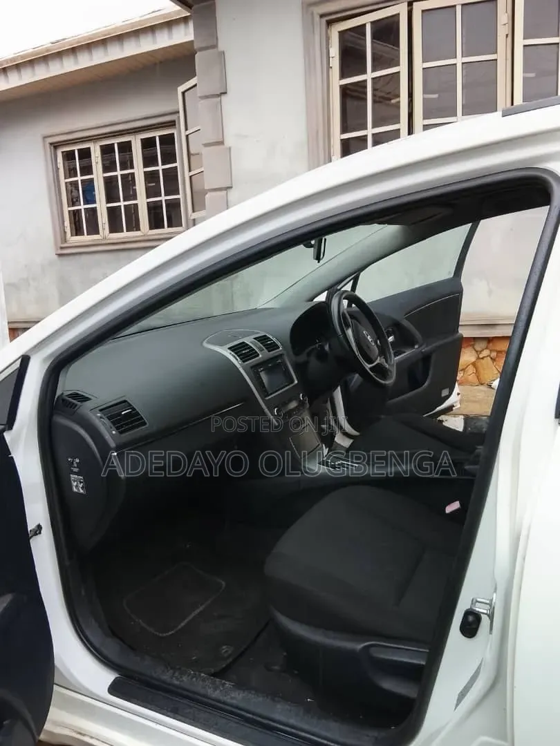 Toyota Avensis 2011 White