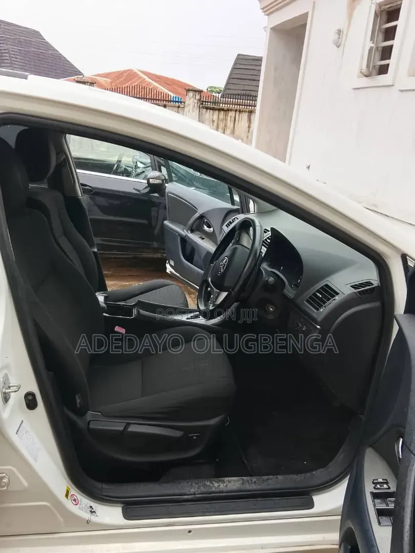 Toyota Avensis 2011 White