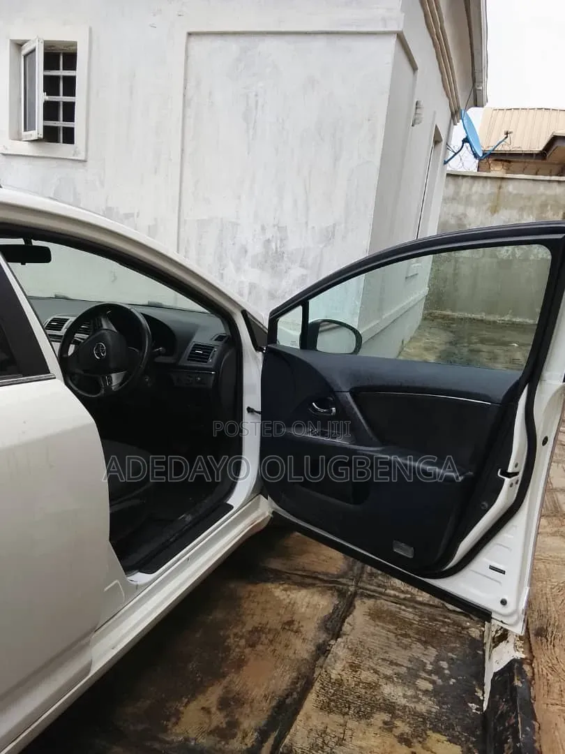 Toyota Avensis 2011 White