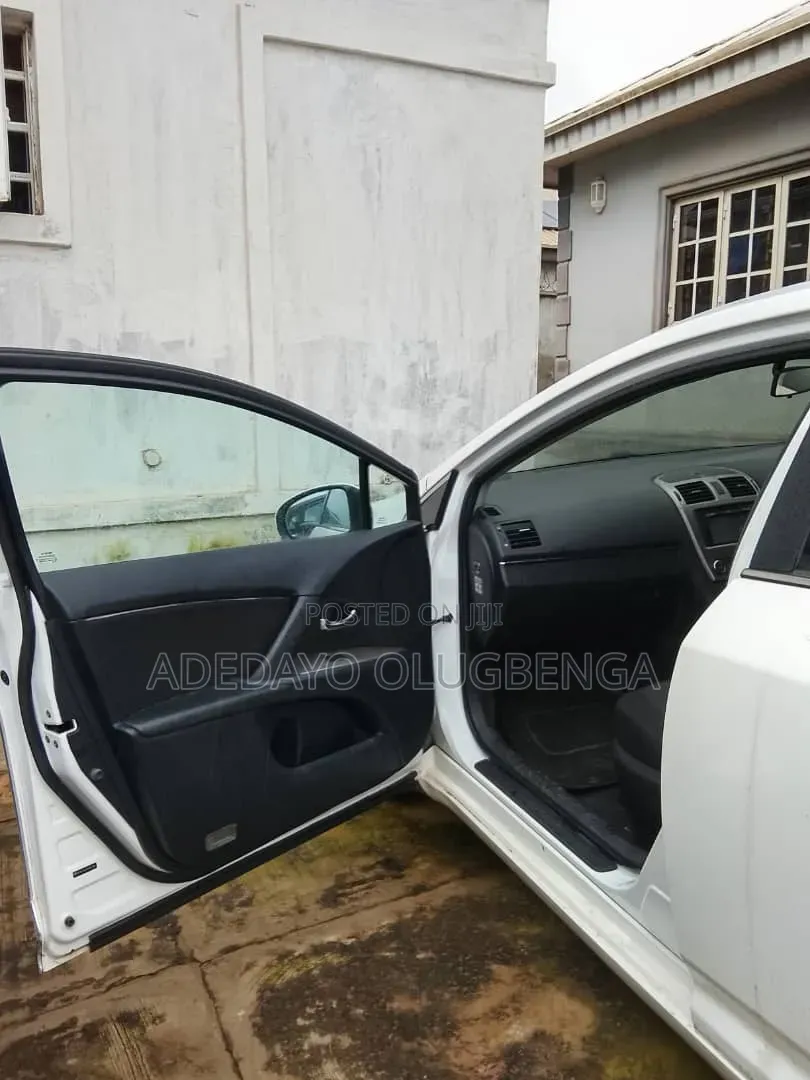 Toyota Avensis 2011 White