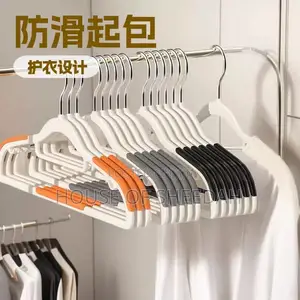 Slim Plastic Clothes Hangers