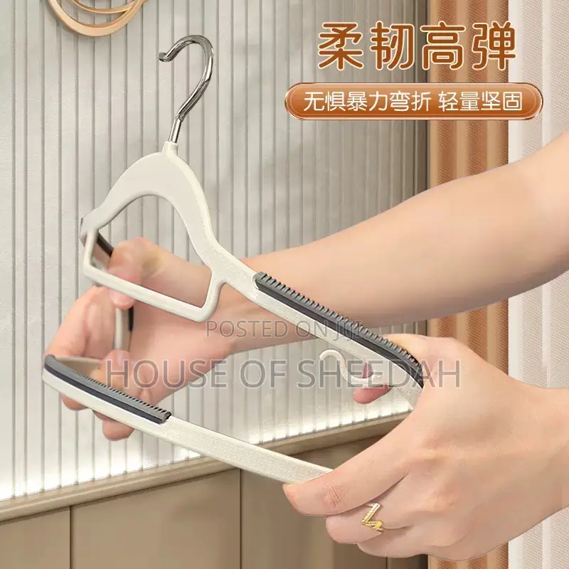 Slim Plastic Clothes Hangers