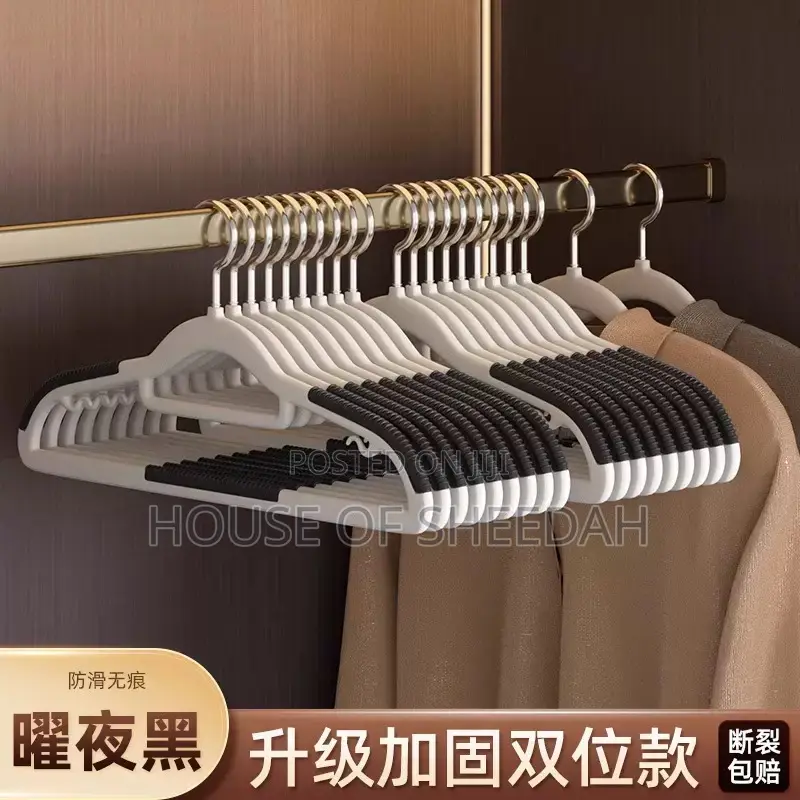 Slim Plastic Clothes Hangers
