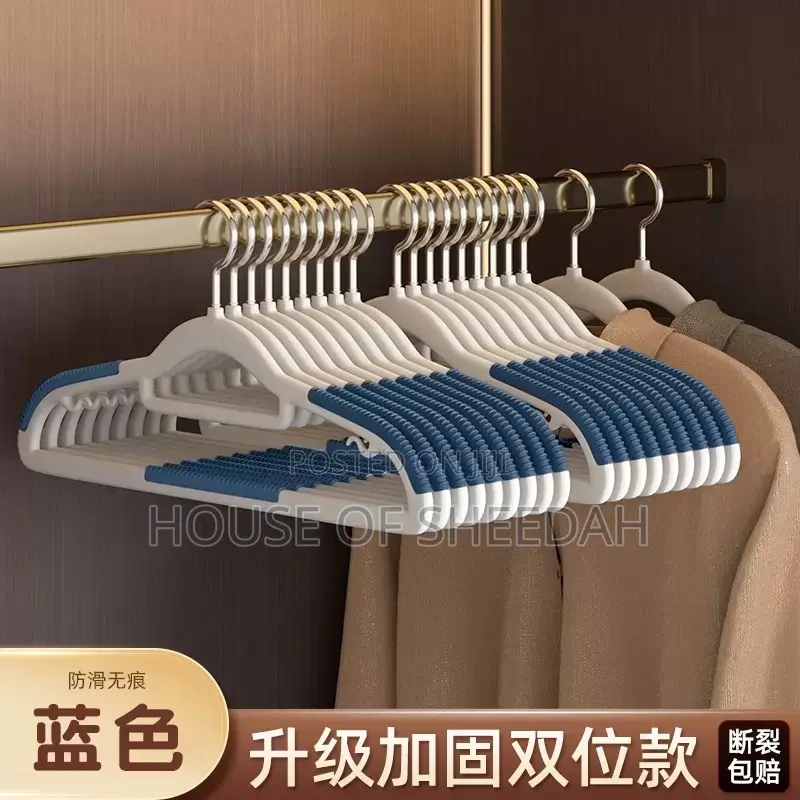Slim Plastic Clothes Hangers