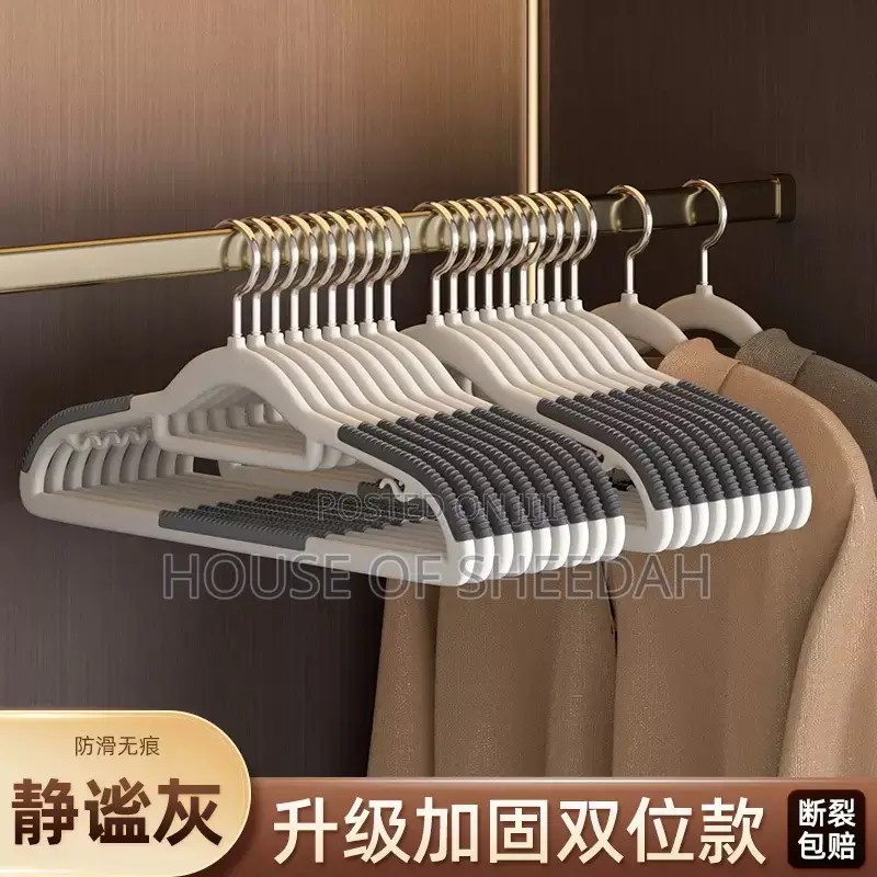 Slim Plastic Clothes Hangers