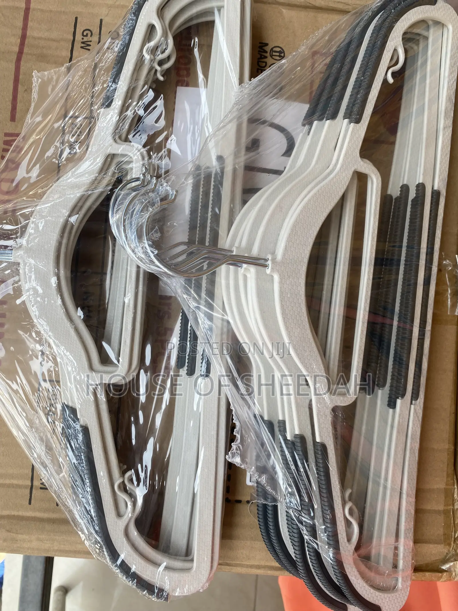 Slim Plastic Clothes Hangers