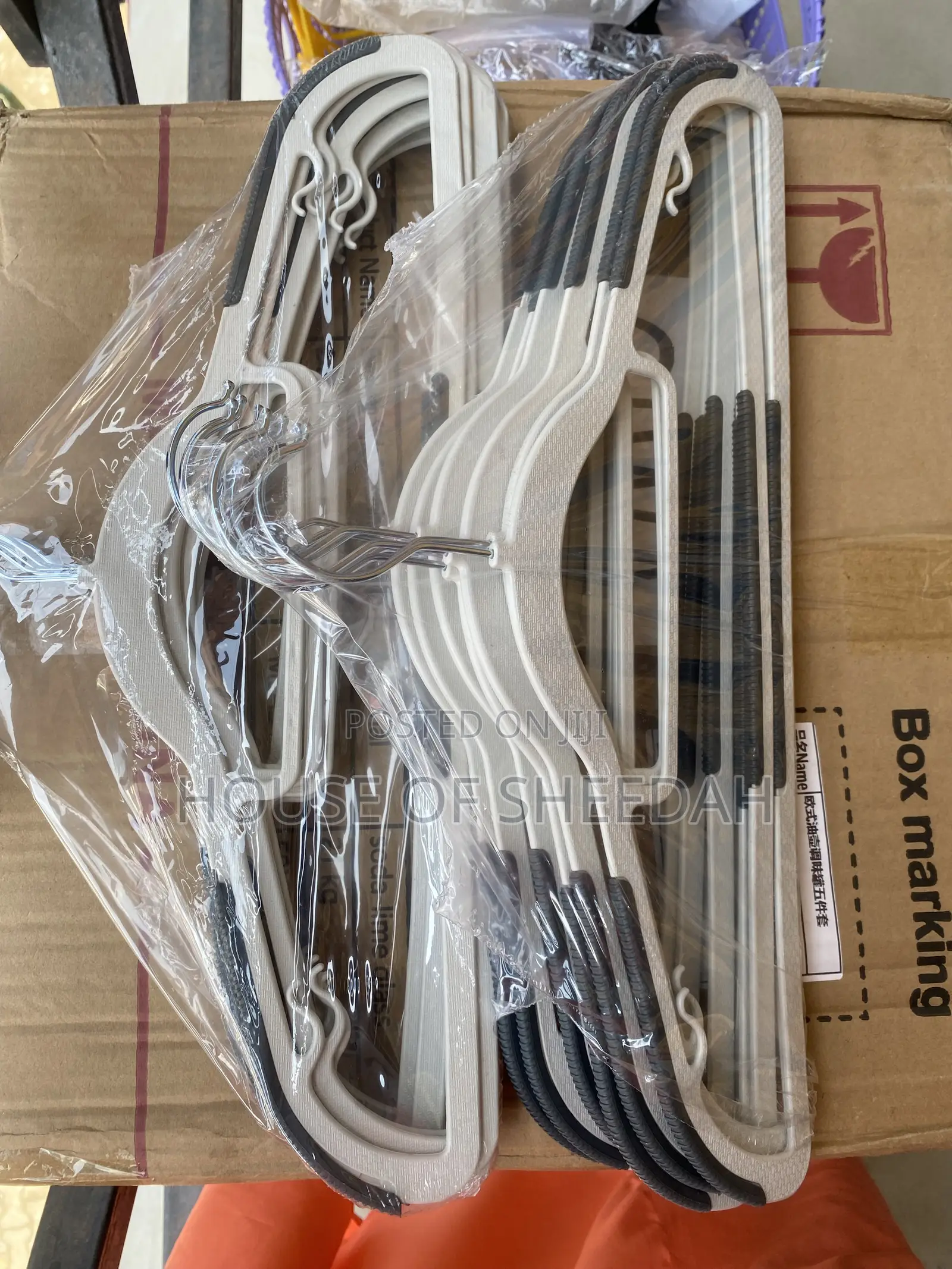 Slim Plastic Clothes Hangers
