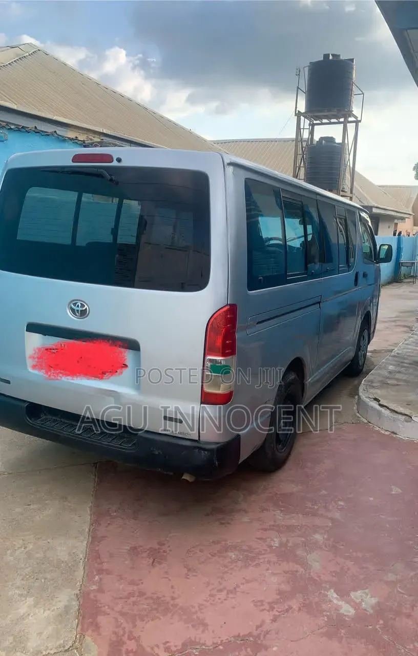 Toyota HiAce 2012