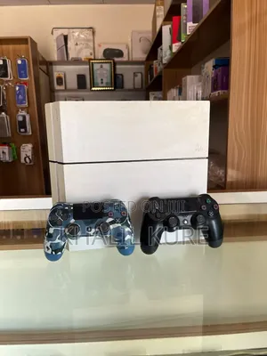Clean Used PS4 With 2 Pads
