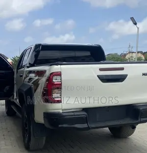 Toyota Hilux 2024 White