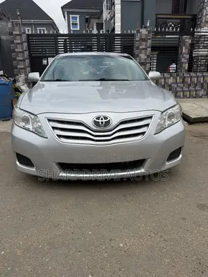 Toyota Camry LE 4dr Sedan (2.5L 4cyl 6AM) 2010 Silver