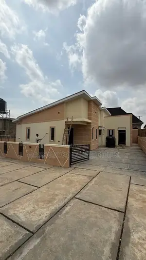 3bdrm Bungalow in Tinubu Estate, Iwo Road for sale