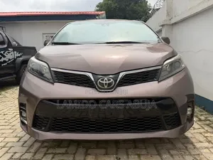 Toyota Sienna XLE 7 AWD 2020 Brown