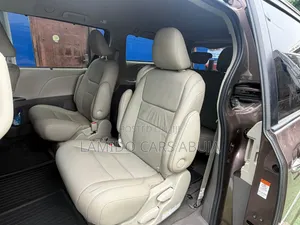 Toyota Sienna XLE 7 AWD 2020 Brown