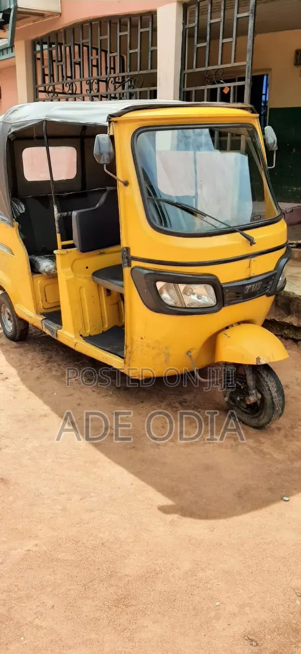 TVS Apache 160 4V 2022 Yellow