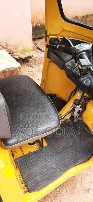 TVS Apache 160 4V 2022 Yellow