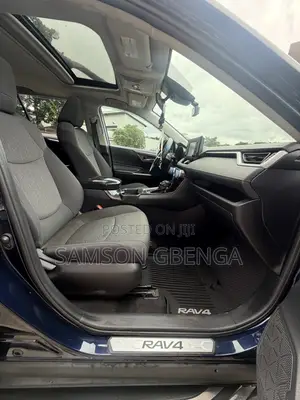 Toyota RAV4 XLE 2021 Blue