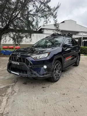 Toyota RAV4 XLE 2021 Blue