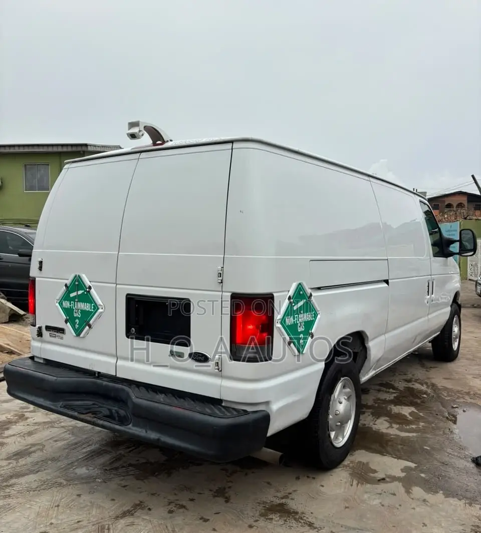 Ford E-150 Van 2011 White