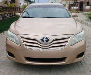 Toyota Camry LE 4dr Sedan (2.5L 4cyl 6AM) 2010 Gold