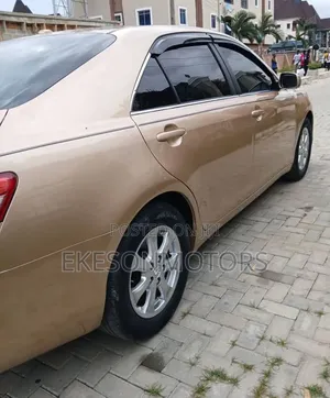 Toyota Camry LE 4dr Sedan (2.5L 4cyl 6AM) 2010 Gold