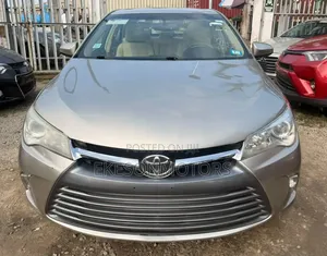 Toyota Camry XLE 4dr Sedan (2.5L 4cyl 6A) 2016 Gold