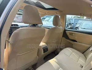 Toyota Camry XLE 4dr Sedan (2.5L 4cyl 6A) 2016 Gold