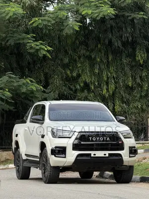 Toyota Hilux 2022 White