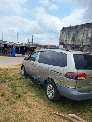 Toyota Sienna 2002 Gold