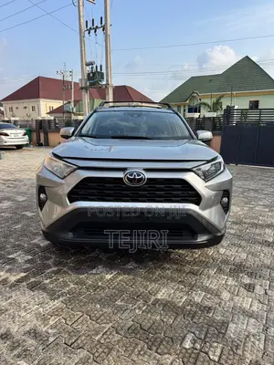 Toyota RAV4 XLE 2022 Silver