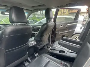 Toyota Highlander XLE V6 4x2 (3.5L 6cyl 6A) 2016 Red