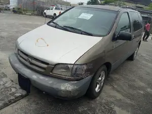 Toyota Sienna LE 4dr 1999 Gold
