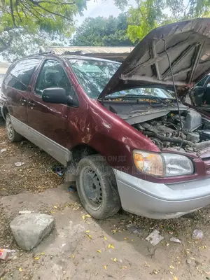 Toyota Sienna 2001 Maroon