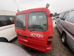 Toyota HiAce 2002 Red