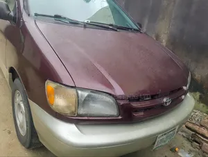 Toyota Sienna LE & 1 hatch 2000 Red