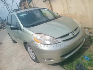 Toyota Sienna 2009 Green