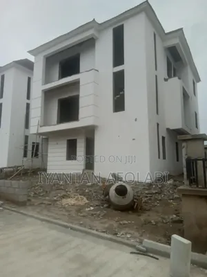 5bdrm Duplex in River Park Estate, FHA for sale