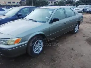 Toyota Camry LE 4dr Sedan (2.2L 4cyl 4A) 2001 Gray