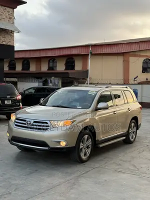 Toyota Highlander Limited 3.5l 4WD 2013 Gold