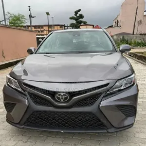 Toyota Camry SE FWD (2.5L 4cyl 8AM) 2018 Gray