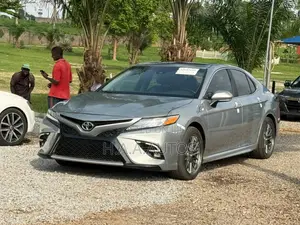 Toyota Camry SE FWD (2.5L 4cyl 8AM) 2018 Silver