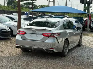 Toyota Camry SE FWD (2.5L 4cyl 8AM) 2018 Silver