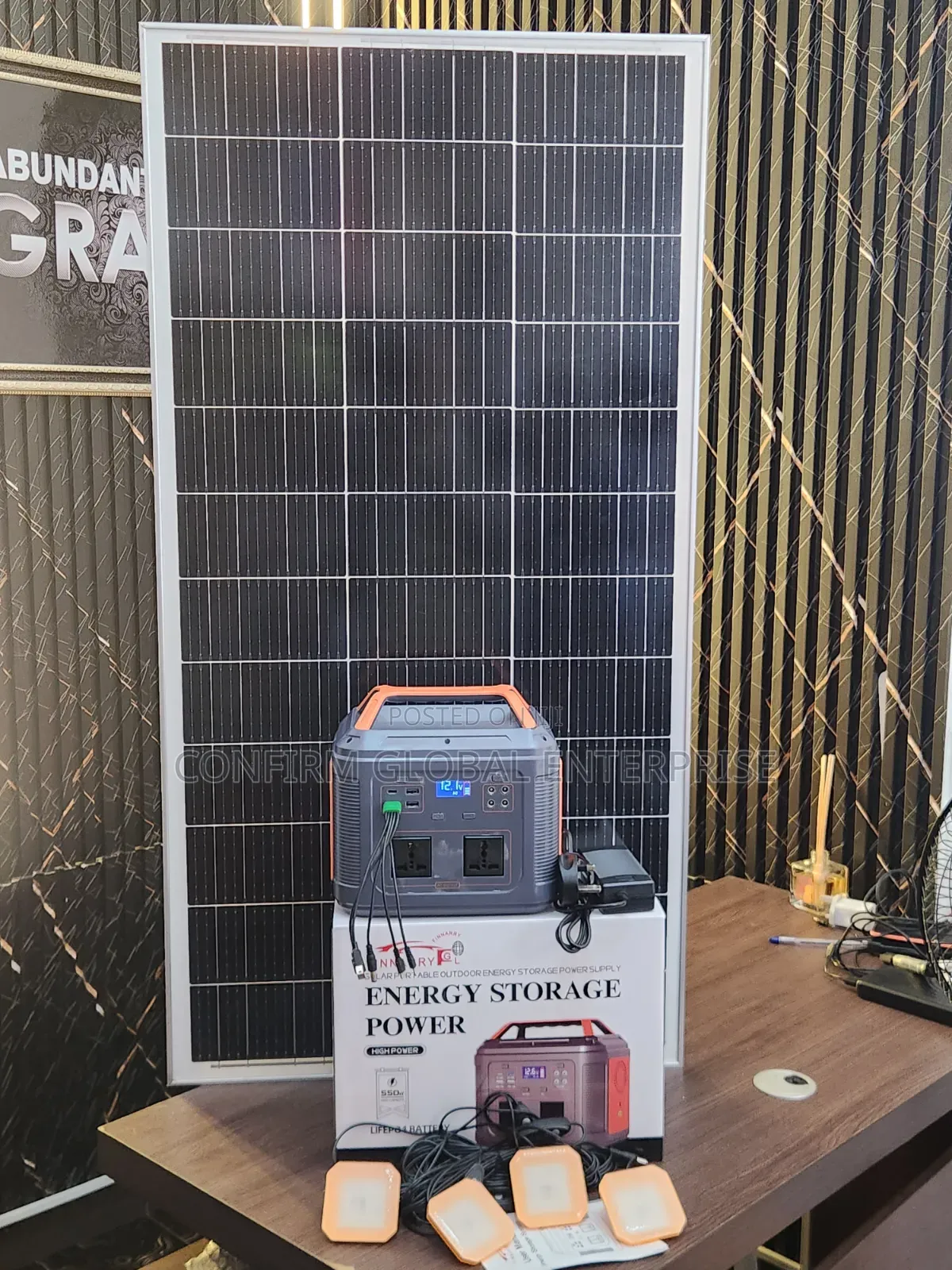 550W Lithium Solar Power Station With 150W Solar Panel 4 Lights