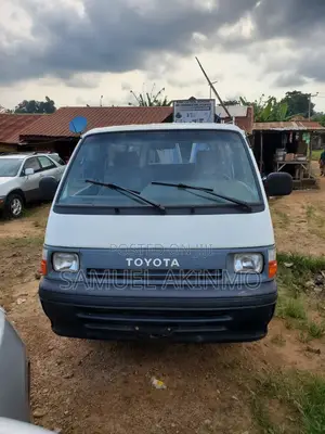 Toyota HiAce 2000 White