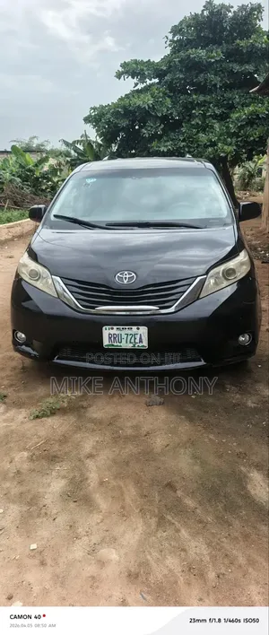 Toyota Quantum 2010 Black