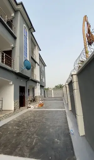 2-Story BLDG Wt 6 Apt Units, Each Wt 3 BDRMS All en-Suite Wt Heaters