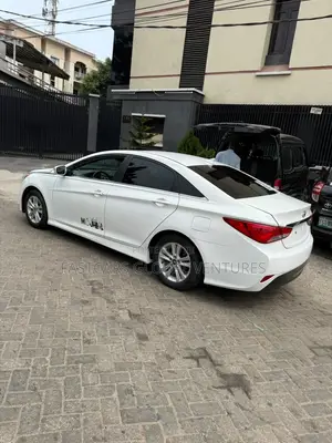 Hyundai Sonata Limited 2.0T Sedan (2.0L 4cyl 6A) 2013 White