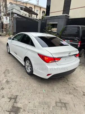Hyundai Sonata Limited 2.0T Sedan (2.0L 4cyl 6A) 2013 White